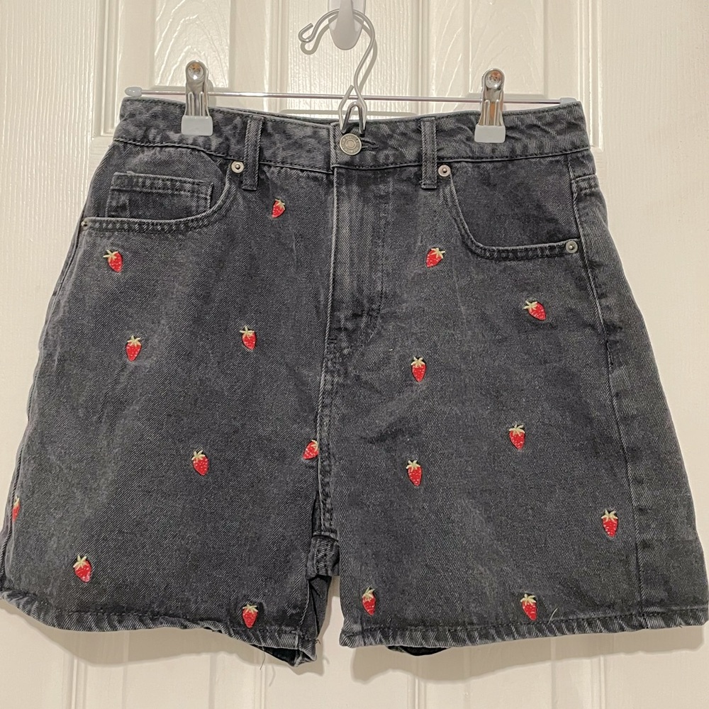 A cute pair of strawberry print shorts🍓